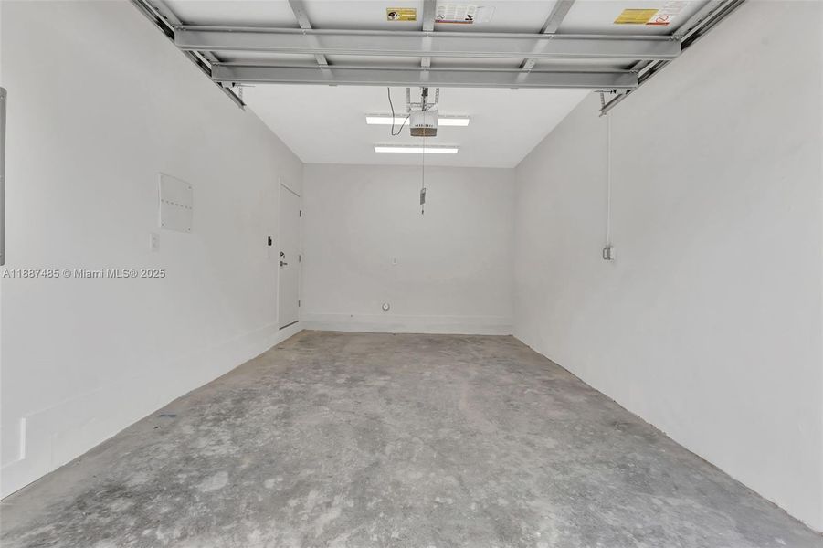 Spacious, unfurnished interior of a new home in , Coral Springs (Image 25).