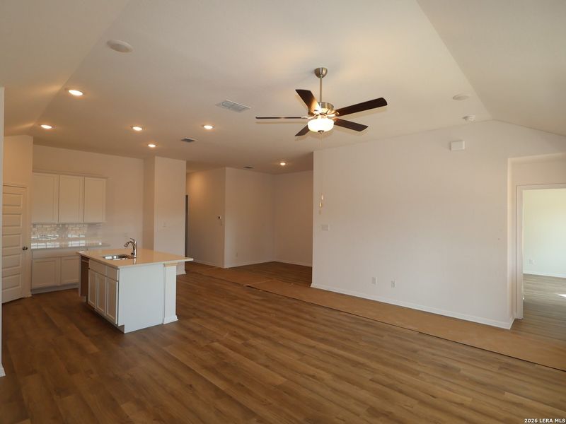 Spacious, unfurnished interior of a new home in Cinco Lakes, San Antonio (Image 20).