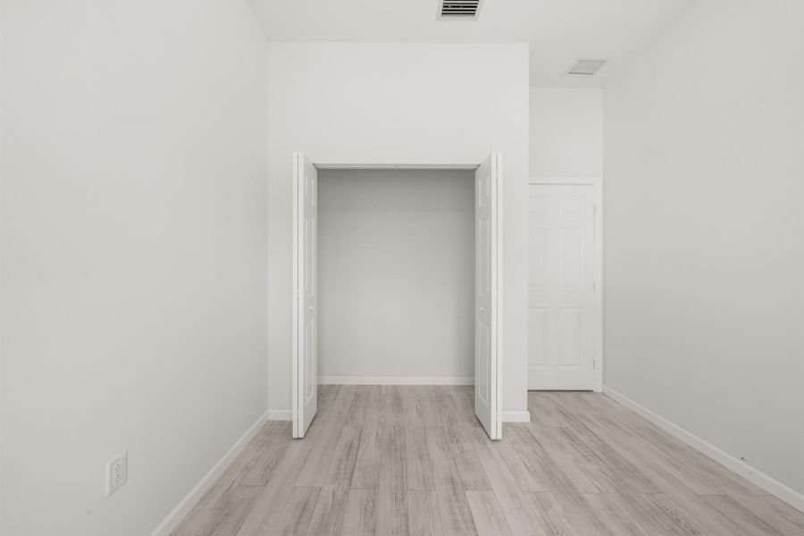 Spacious, unfurnished interior of a new home in , Lake Placid (Image 41).
