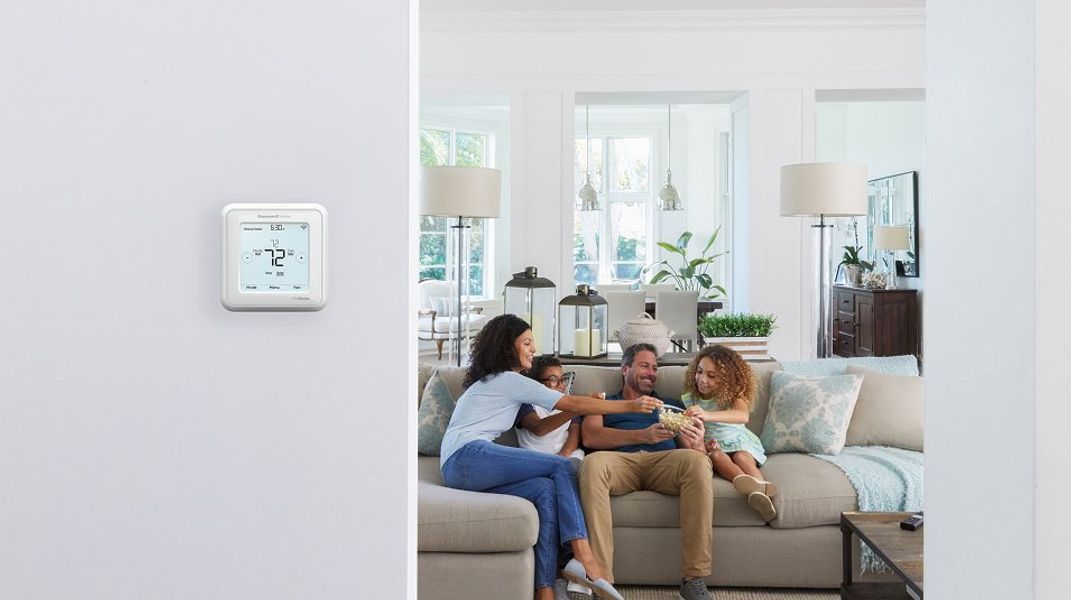 N Pic EI Honeywell Home T6 Pro Z Wave Family Room Lifestyle N Pic EI Honeywell Home T6 Pro Z Wave Family Room Lifestyle