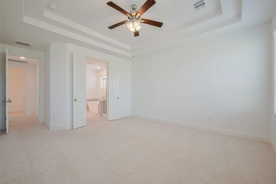 Spacious, unfurnished interior of a new home in Lago Mar, Texas City (Image 24).