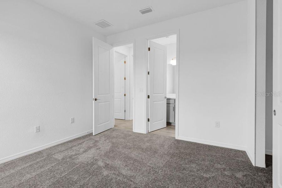 Spacious, unfurnished interior of a new home in Ardisia Park, New Smyrna Beach (Image 23).