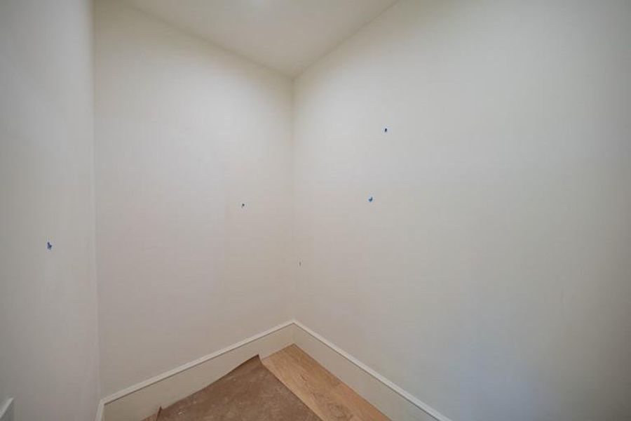 Spacious, unfurnished interior of a new home in Blue Heron Walk, Atlanta (Image 3).