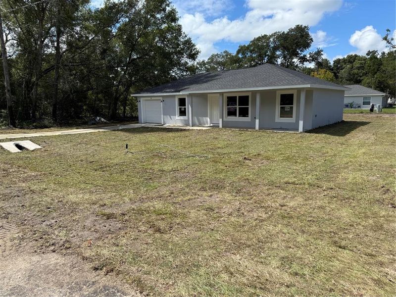 Exterior details and patio area of a home in , Ocklawaha (Image 1).
