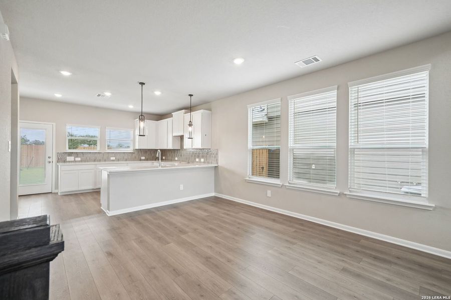 Spacious, unfurnished interior of a new home in Thomas Pond, San Antonio (Image 24).