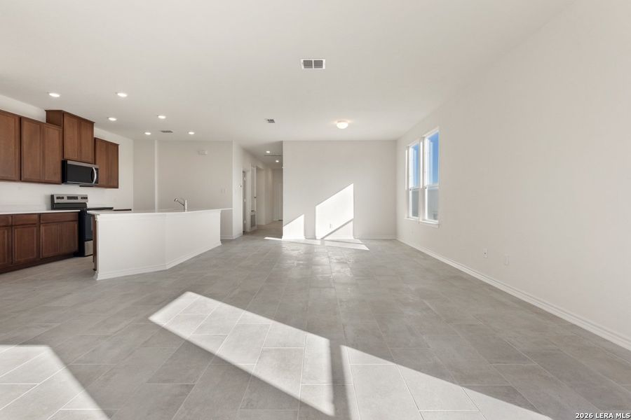 Spacious, unfurnished interior of a new home in Knox Ridge, Converse (Image 13).
