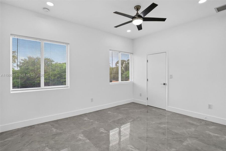 Spacious, unfurnished interior of a new home in , Fort Lauderdale (Image 19).