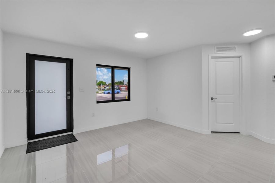 Spacious, unfurnished interior of a new home in , Miami Gardens (Image 15).