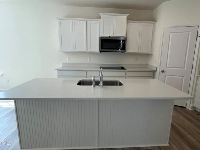 Oversized Kitchen Island w/Quartz