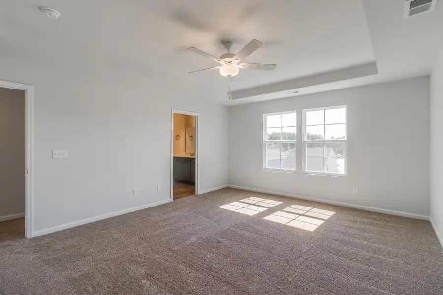 Spacious, unfurnished interior of a new home in Bluefield, Lexington (Image 27).