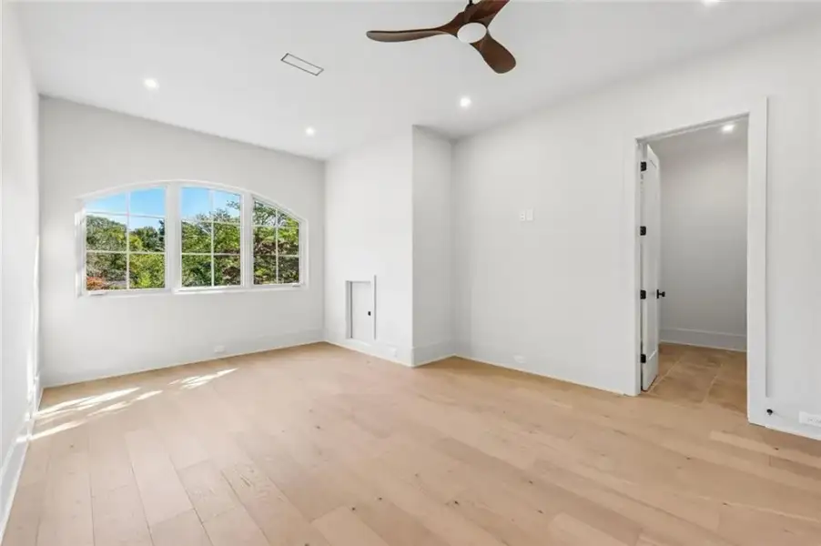 Spacious, unfurnished interior of a new home in , Alpharetta (Image 91).
