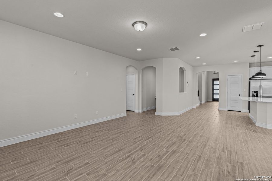 Spacious, unfurnished interior of a new home in Davis Ranch, San Antonio (Image 12).