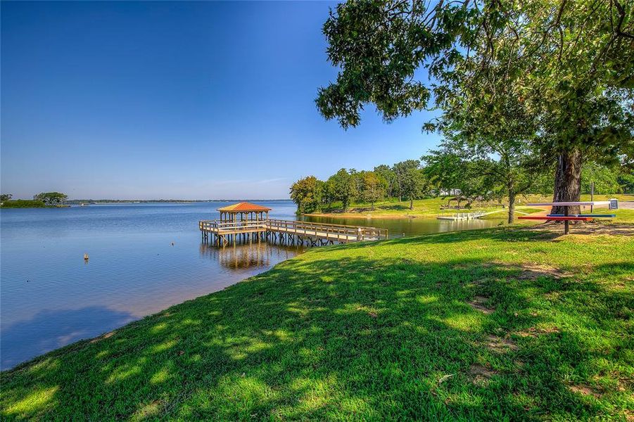 Community amenities include a fishing pier and picnic area