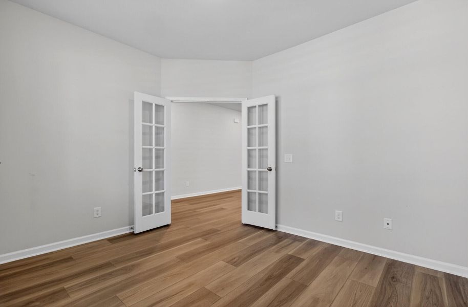 Spacious, unfurnished interior of a new home in Lindera Preserve at Cane Bay Plantation, Summerville (Image 26).