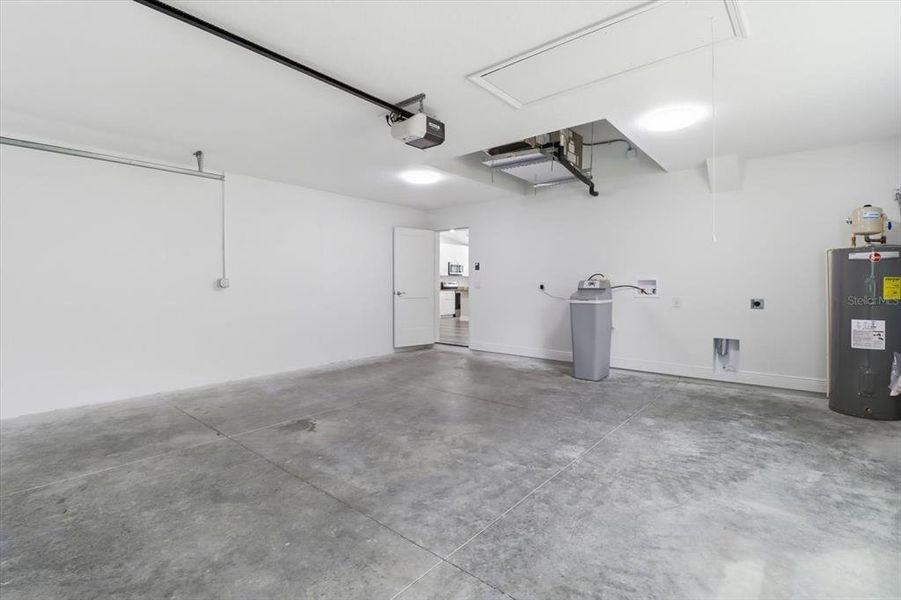 Spacious, unfurnished interior of a new home in , Crystal River (Image 22).