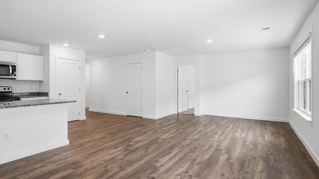 Spacious, unfurnished interior of a new home in Emory Creek, Harriman (Image 32).