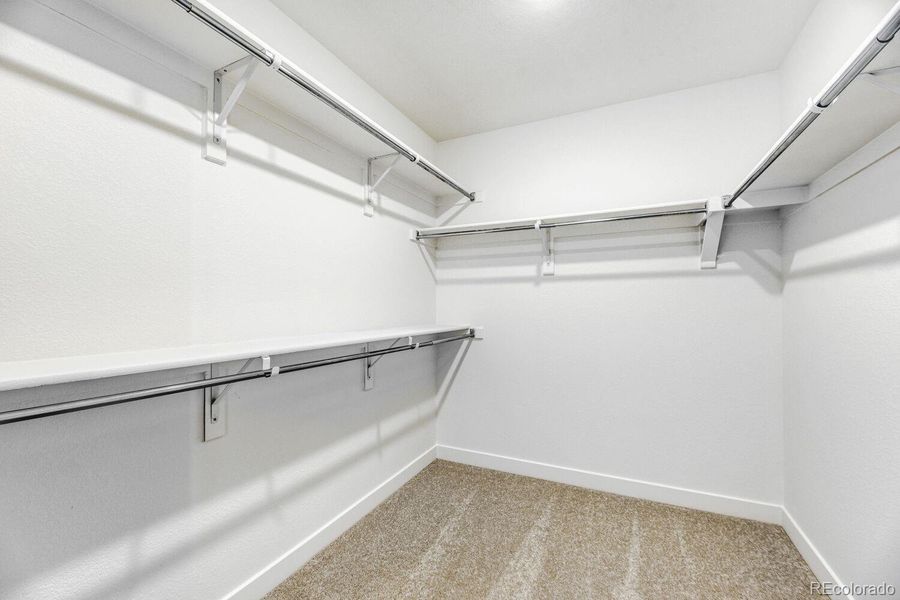 Spacious, unfurnished interior of a new home in Vermilion Creek, Centennial (Image 12).