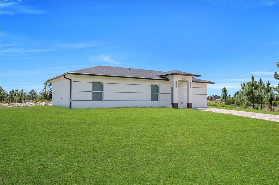 Exterior details and patio area of a home in , Lehigh Acres (Image 3).