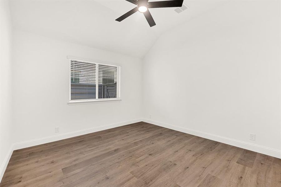 This room can be used as an office or a bedroom. This room can be used as an office or a bedroom.