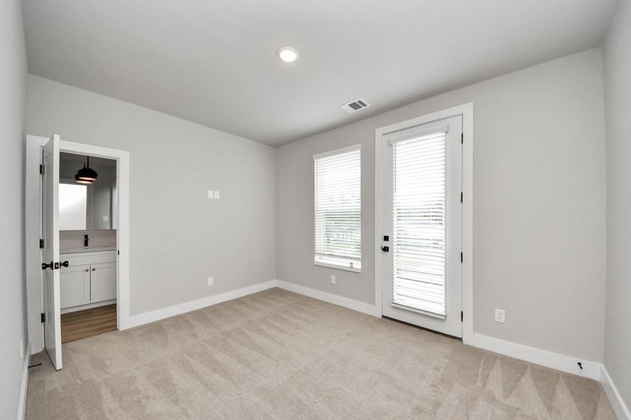 Spacious, unfurnished interior of a new home in , Houston (Image 17).