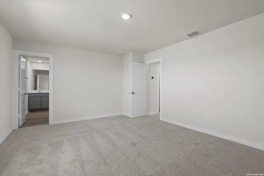 Spacious, unfurnished interior of a new home in Summerlin, San Antonio (Image 24).