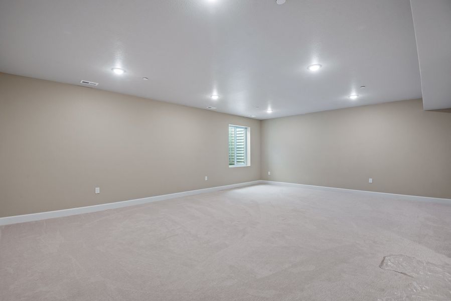 Spacious, unfurnished interior of a new home in Reunion, Commerce City (Image 24).