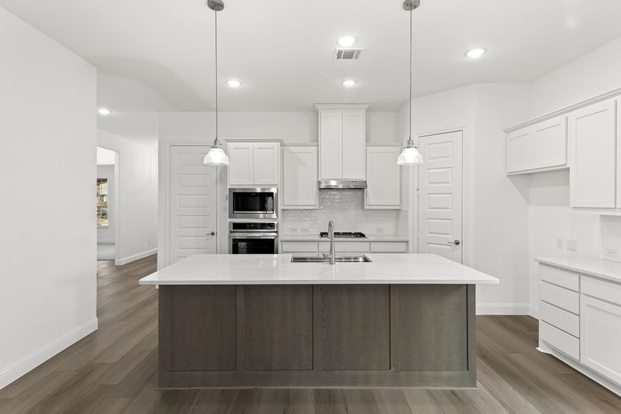 Representative furnished interior of a home built from the Brookstone I by Sandlin Homes in Timberbrook, Justin (Image 7).