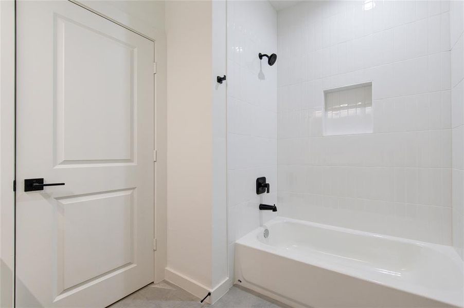 Secondary bathroom with tub/shower