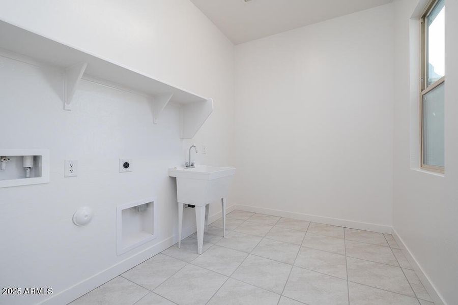 Tri Pointe Blossom Rock 554 - Laundry-1M Tri Pointe Blossom Rock 554 - Laundry-1M