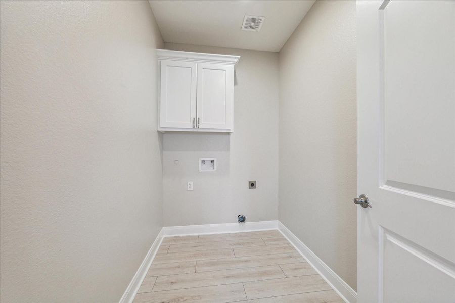 Spacious, unfurnished interior of a new home in , Tiki Island (Image 18).