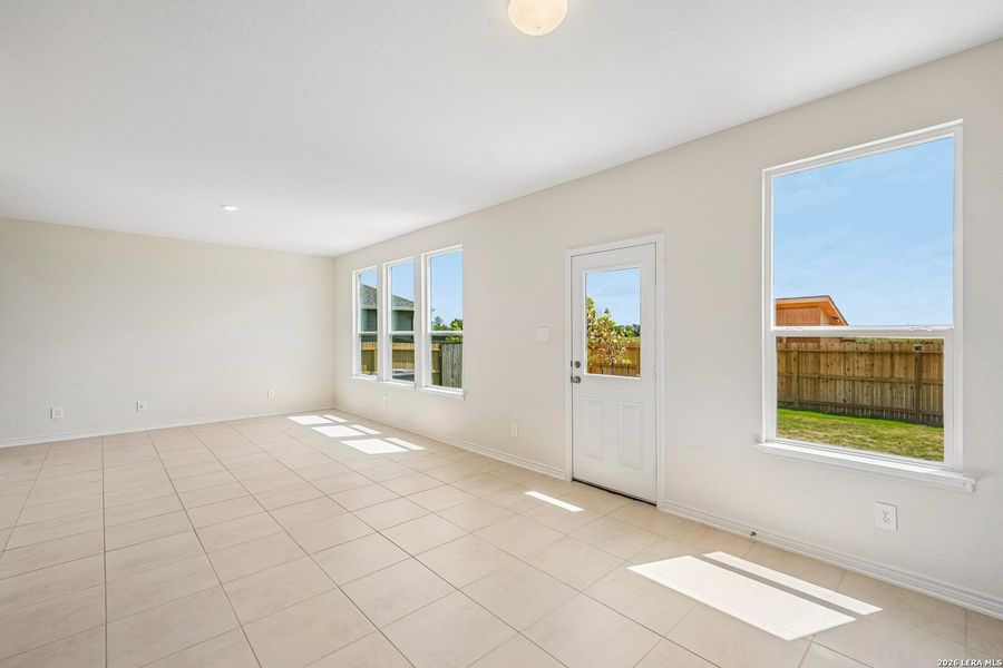 Spacious, unfurnished interior of a new home in Woodside Farms, Seguin (Image 19).