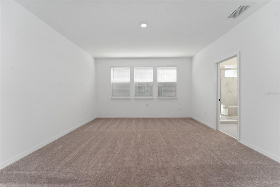 Spacious, unfurnished interior of a new home in , Winter Garden (Image 23).