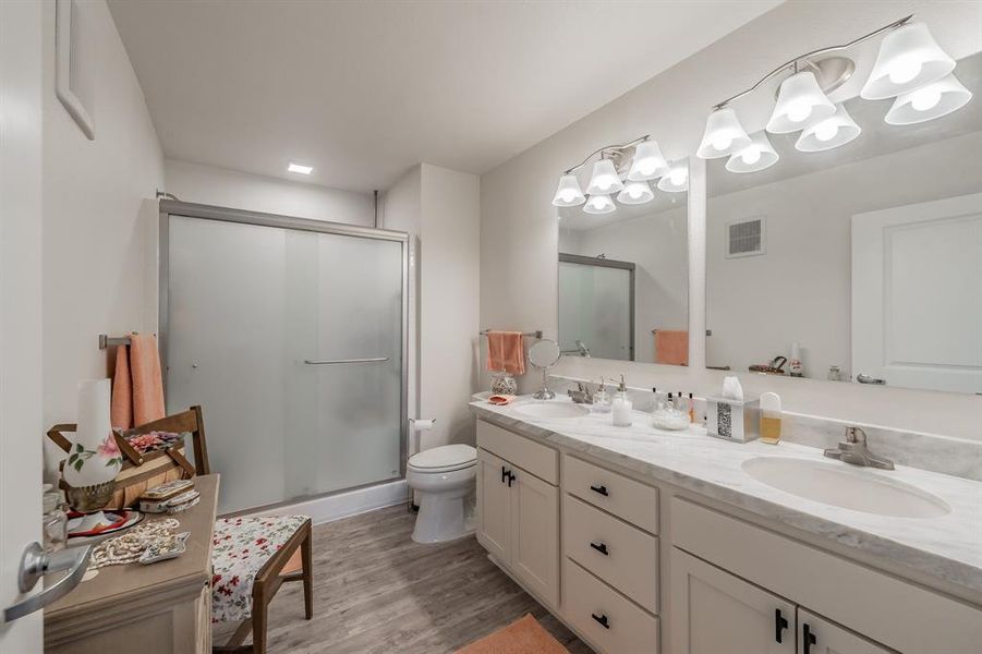 Ensuite primary bathroom with double vanities and plenty of space to accomodate.