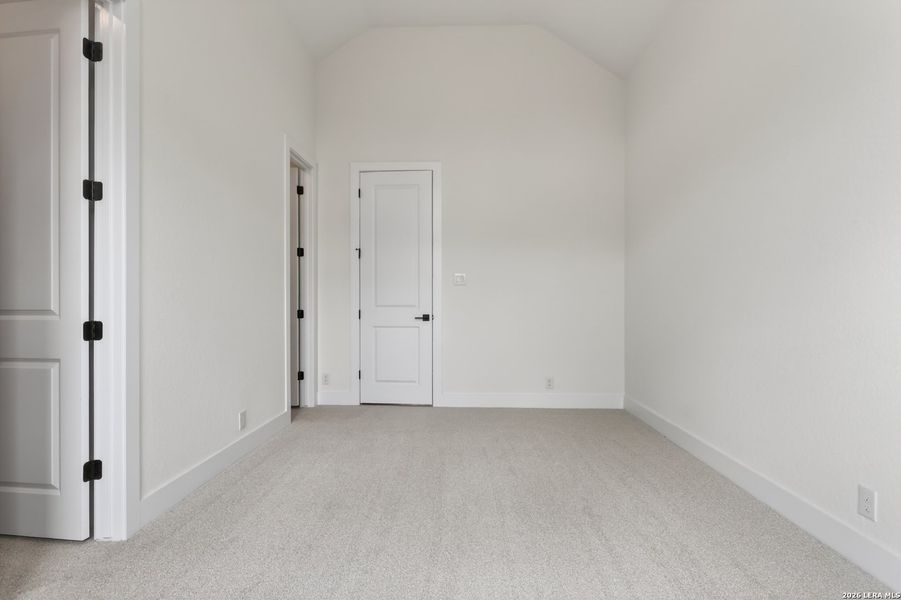 Spacious, unfurnished interior of a new home in Waldsanger, New Braunfels (Image 22).