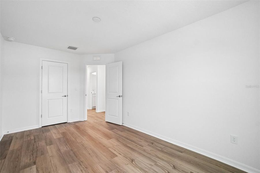 Spacious, unfurnished interior of a new home in Twin Oaks, Zephyrhills (Image 34).