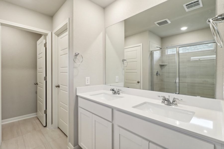 Primary suite bathroom in the Cascade floorplan at a Meritage Homes community.