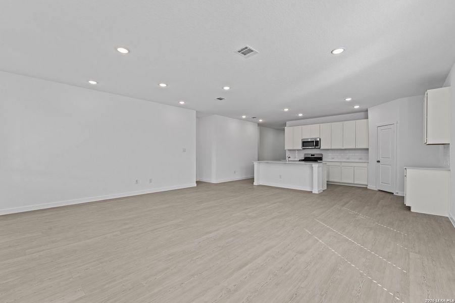 Spacious, unfurnished interior of a new home in Grace Valley, Cibolo (Image 16).