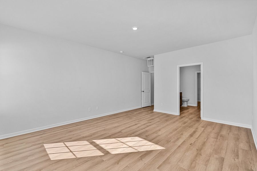 Spacious, unfurnished interior of a new home in Fieldstone, Lexington (Image 32).