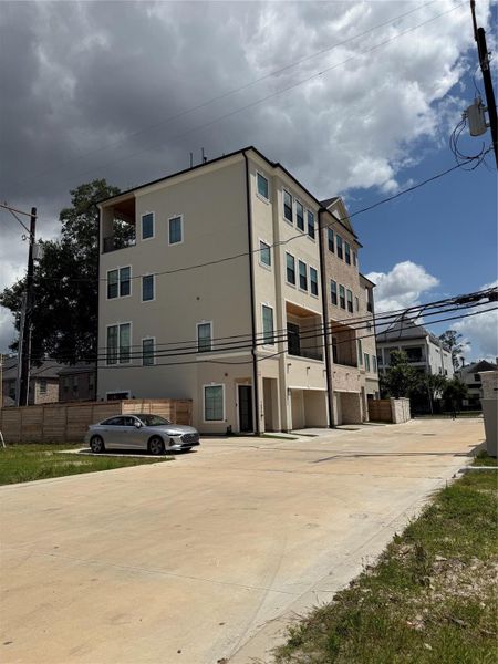 Condo located in Houston, TX showcasing its design and architecture (Image 4).