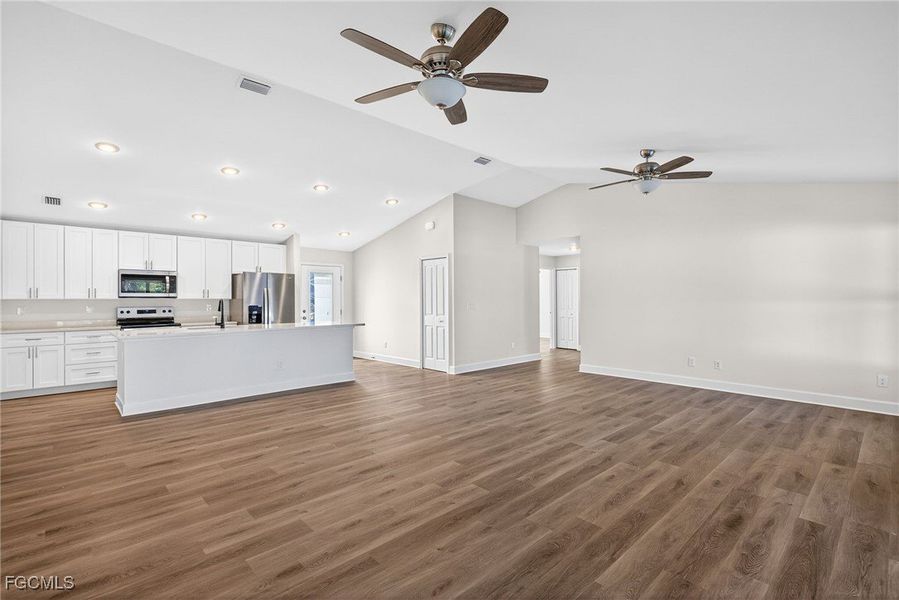 Spacious, unfurnished interior of a new home in Cape Coral, Cape Coral (Image 28).
