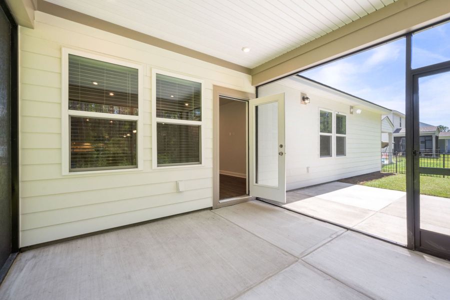 Exterior details and patio area of a home in Waterways, Richmond Hill (Image 3).
