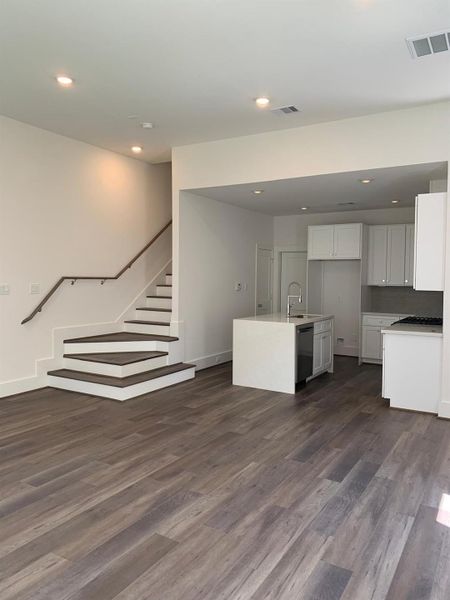 Spacious, unfurnished interior of a new home in , Houston (Image 10).