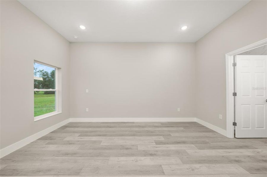 Spacious, unfurnished interior of a new home in , Sebring (Image 16).