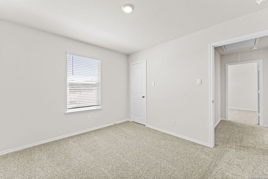 Spacious, unfurnished interior of a new home in Hunters Ranch, San Antonio (Image 13).