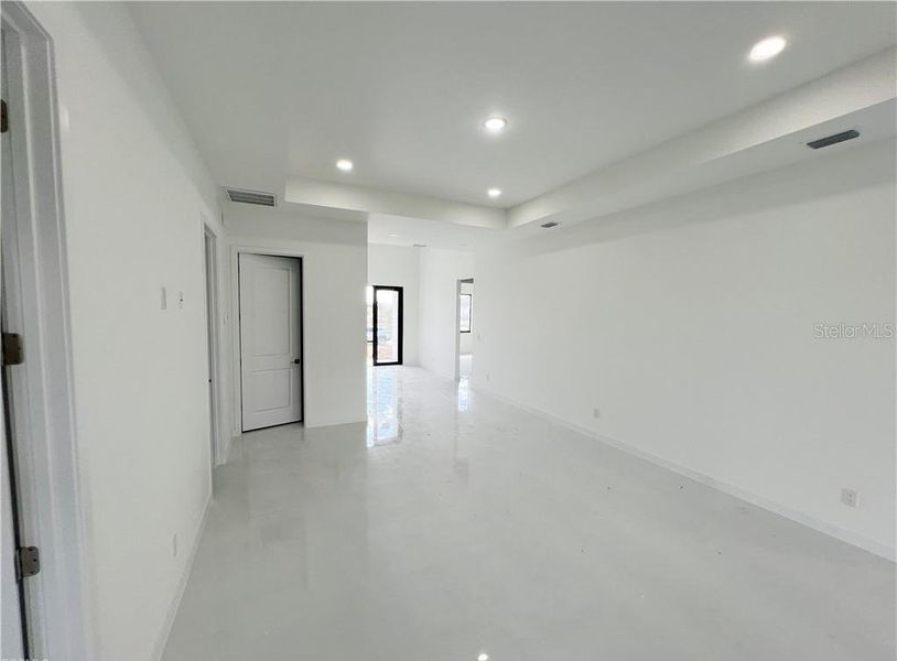Spacious, unfurnished interior of a new home in , Cape Coral (Image 20).