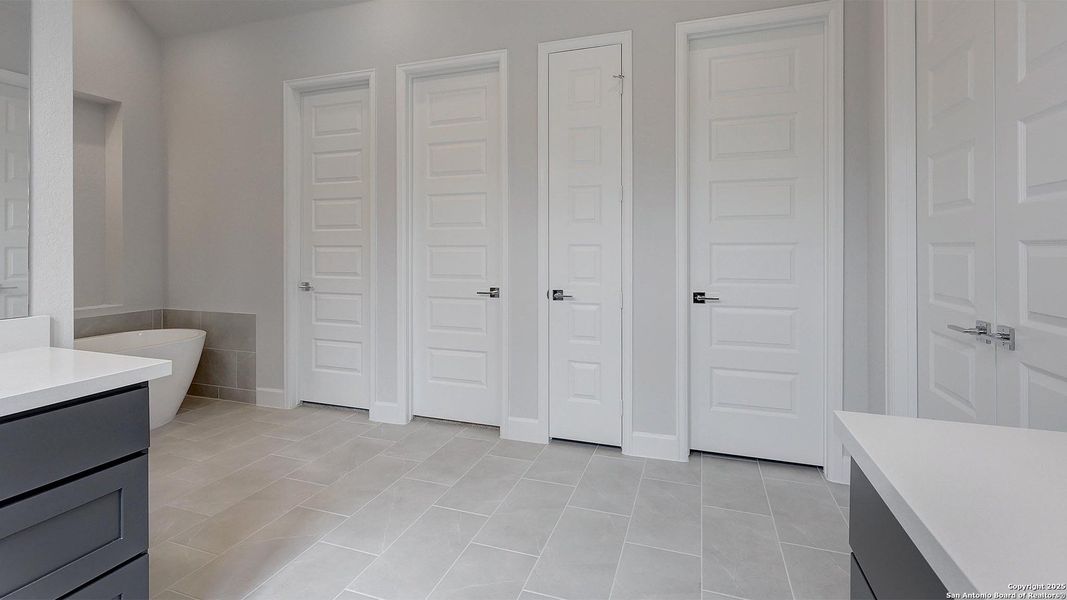 Spacious, unfurnished interior of a new home in Haby Hill 60', San Antonio (Image 23).