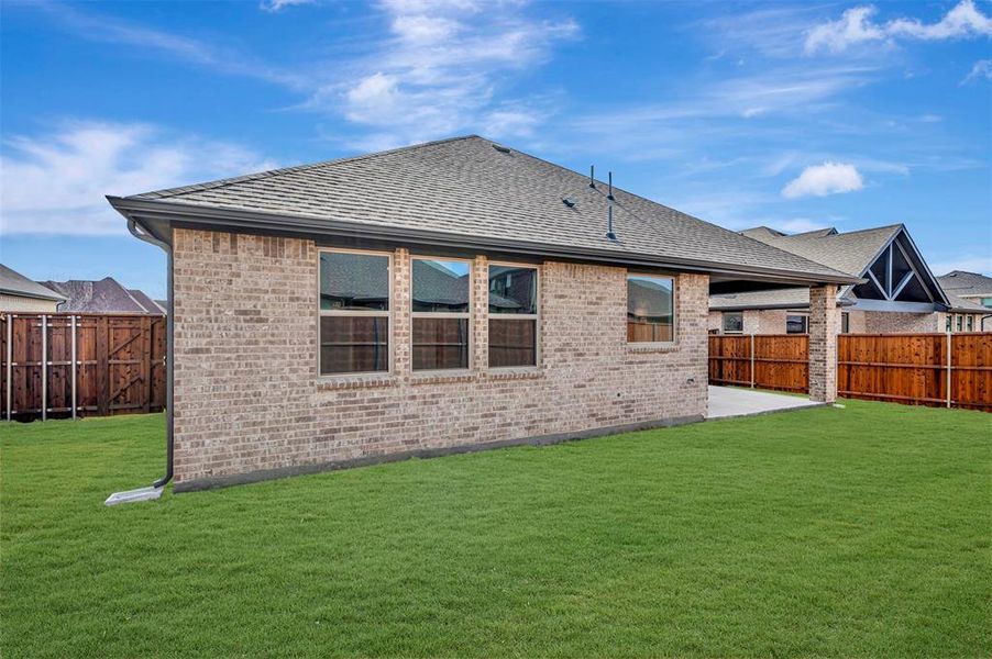 Exterior details and patio area of a home in Gateway Parks, Forney (Image 3).