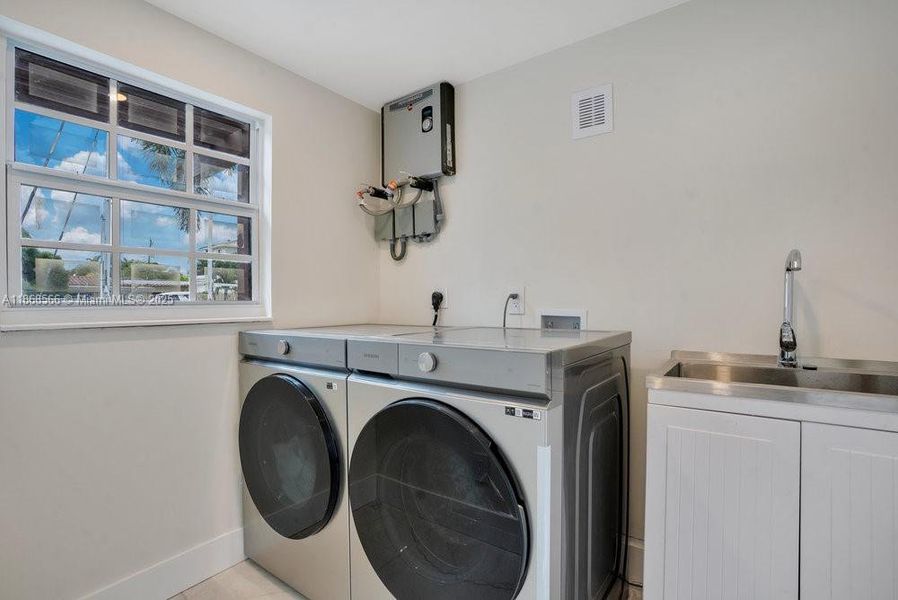 Furnished interior view inside a new home in , Fort Lauderdale (Image 8). Furnished interior view inside a new home in , Fort Lauderdale (Image 8).