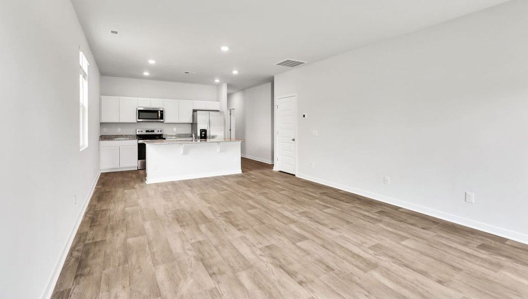 Spacious, unfurnished interior of a new home in Eagle Creek, Bolivia (Image 16).