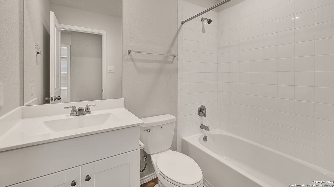 Furnished interior view inside a new home in Ladera, Luling (Image 9).